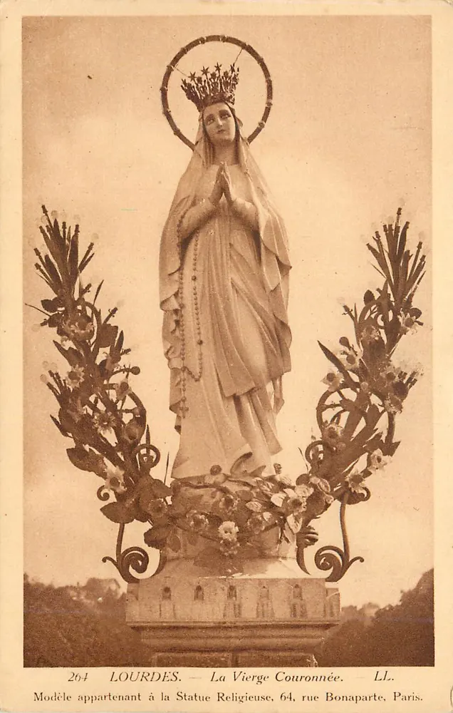 Lourdes — A Virgem Coroada — LL. Modelo pertencente à Estátua Religiosa, 64, rue Bonaparte, Paris. - Frente