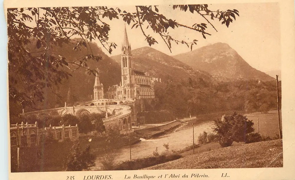 Lourdes — La Basilique et l'Abri du Pèlerin — LL. - Recto
