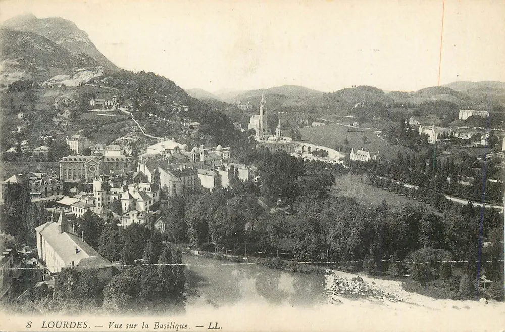Lourdes — Vista sobre a Basílica — LL. - Frente