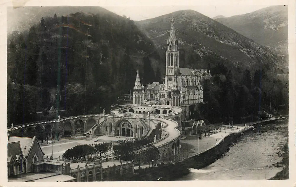 Lourdes — A Basílica — Edição P. DOUCET - Frente