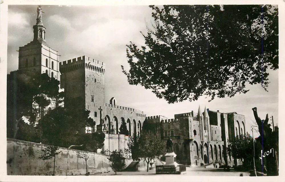 Avignon — Palácio dos Papas — Facha principal — As Edições de Arte - Frente
