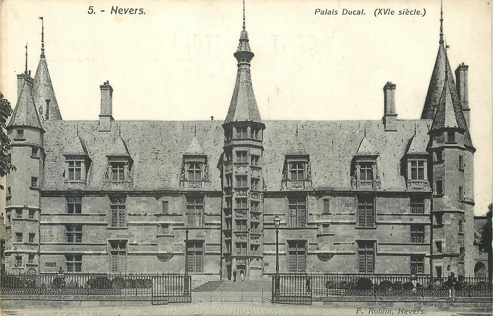 Nevers - Palácio Ducal (século XV) — F. Roblin, Nevers, n°5 - Frente