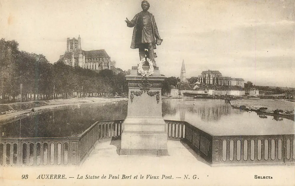 Auxerre — Die Statue von Paul Bert und der Alte Brücke — Selecta - Vorderseite
