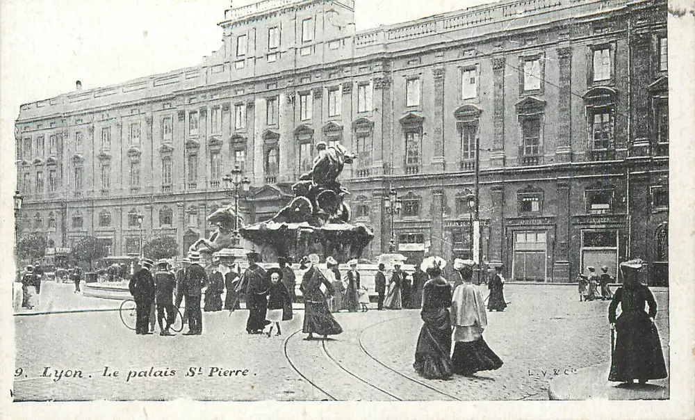 Lyon. O palácio Saint-Pierre — vista da praça com fonte — L.Y.R.C. n°9 - Frente