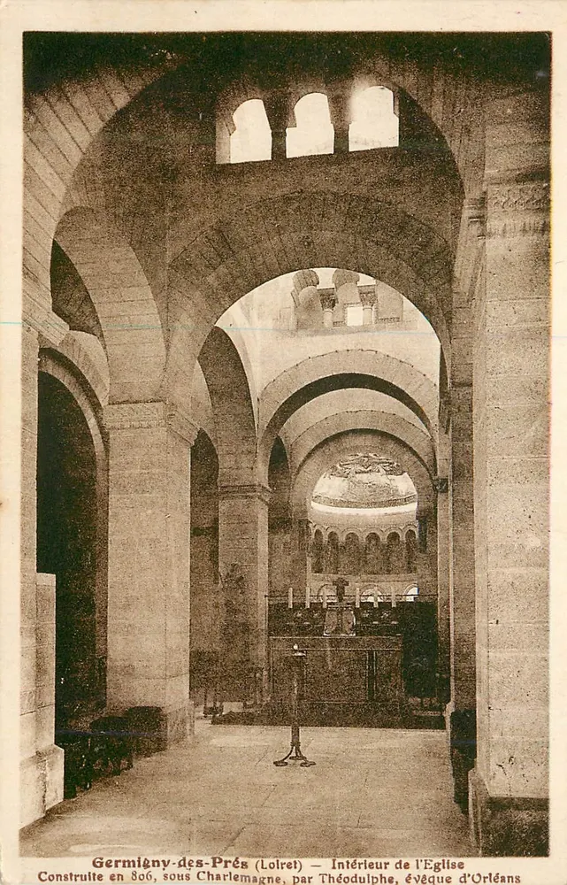 Germigny-des-Prés (Loiret) — Intérieur de l'église — Construite en 806 sous Charlemagne, par Théodulphe, évêque d'Orléans - Recto