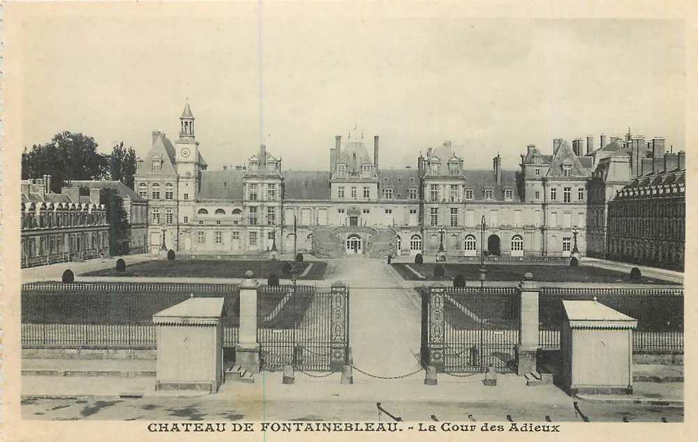 Château de Fontainebleau — Die Cour des Adieux - Vorderseite