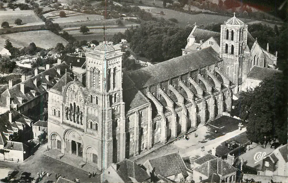 Vézelay — Basilique de la Madeleine — Vue aérienne — Cie des Arts Photomécaniques, Paris - Recto