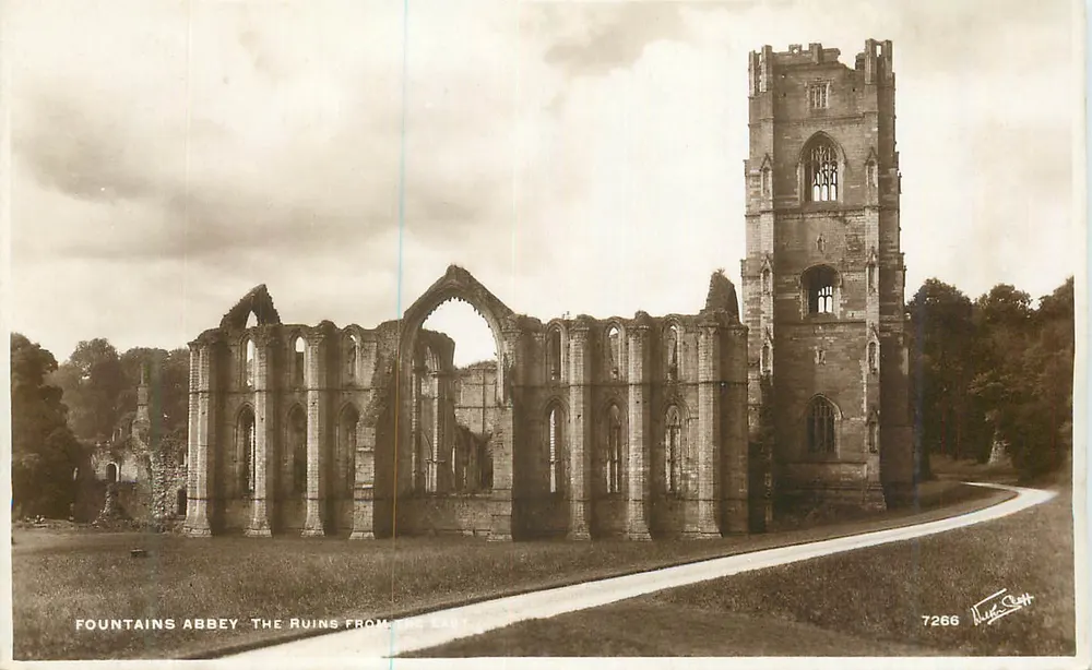 Fountains Abbey — Ruínas vistas do leste — Walter Scott, n°7286 - Frente