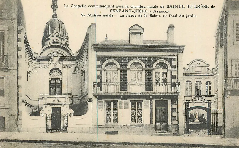 La chapelle communicant avec la chambre natale de Sainte Thérèse à Alençon — Maison natale et statue de la sainte au fond du jardin - Recto
