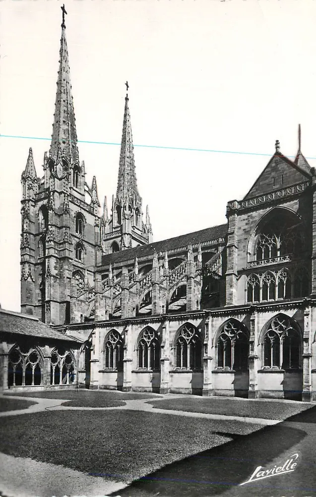 Bayonne — Interior do Claustro e a Catedral (século XIV) — L. Lavielle - Frente