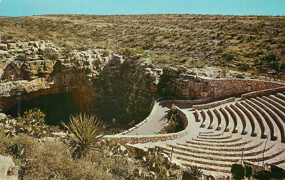 Amphitheater der Fledermausflüge — Natürlicher Eingang zu den Carlsbad Caverns — Curteich Color Reproduction, N.M. - Vorderseite