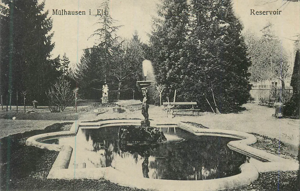 Mülhausen i. Els — Reservatório — vista do jardim com fonte e estátua - Frente