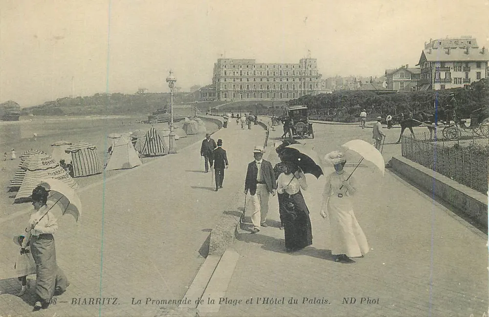 Biarritz — Die Promenade am Strand und das Hotel du Palais — ND Phot - Vorderseite