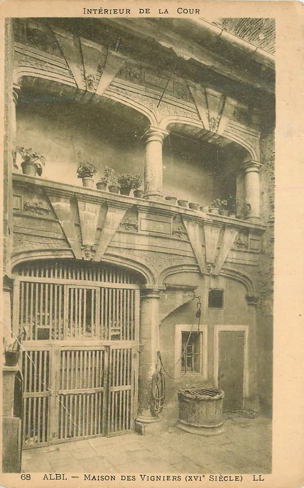 Interior del patio — Maison des Vigniers (siglo XVI) — LL, Albi - Anverso
