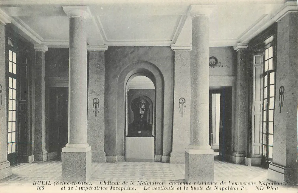 Rueil (Seine-et-Oise). Château de la Malmaison, ancienne résidence de l'empereur Napoléon Ier et de l'impératrice Joséphine. Le vestibule et le buste de Napoléon Ier — ND Phot. - Recto