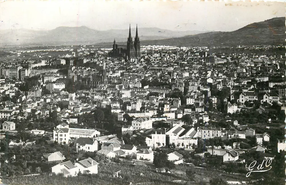 Clermont-Ferrand — Vista geral ao horizonte, Cidades de Montferrand e Plateau de Gergovie — G. d'O. - Frente