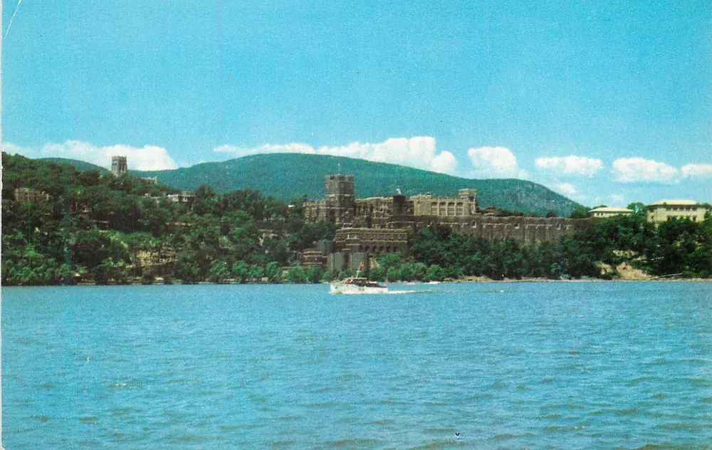 West Point, Academia Militar de los Estados Unidos — vista desde el río Hudson — editor Gramatan Art Company, Mt. Vernon, N.Y. - Anverso