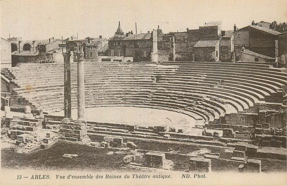 Arles — Vue d'ensemble des Ruines du Théâtre antique — ND. Phot. - Recto