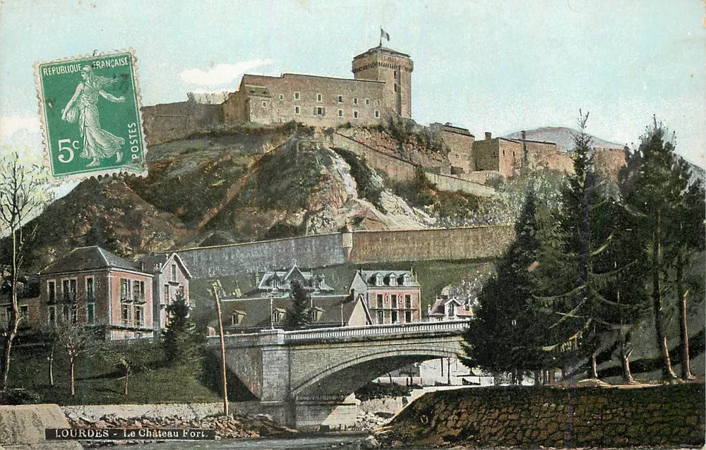 Lourdes — O Castelo Forte — editora Lourdes - Frente