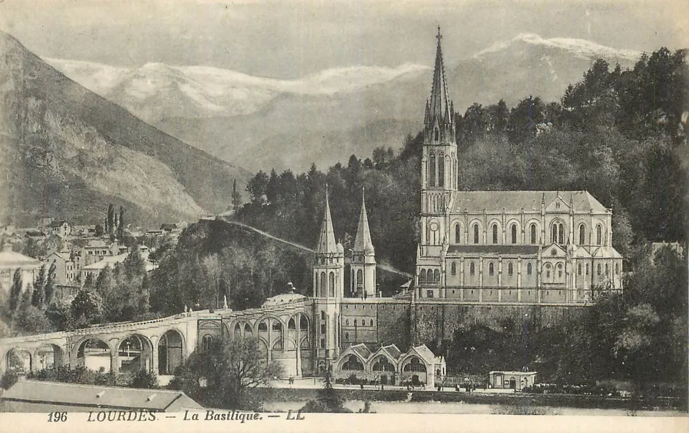 Lourdes — A Basílica — LL - Frente