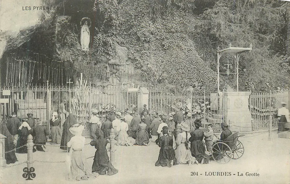 Lourdes - A Grotta — vista da grotta de Massabielle com peregrinos — editor MT, n° 204 - Frente