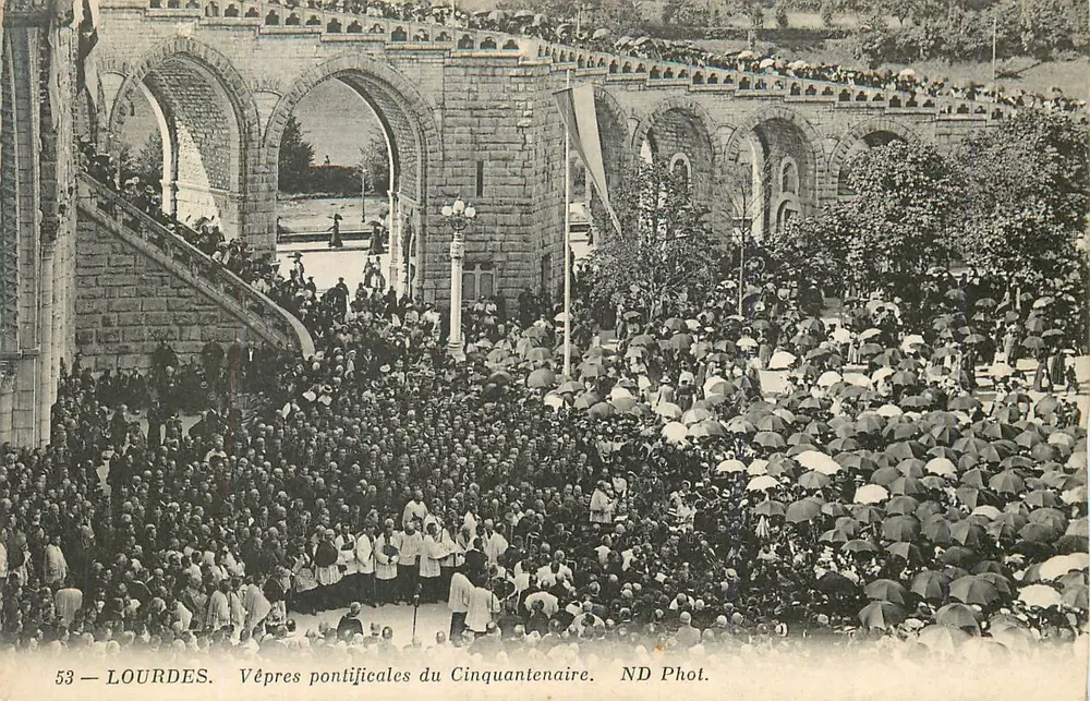 Lourdes — Vêpres pontificais do Cinquentenário — ND Phot. - Frente