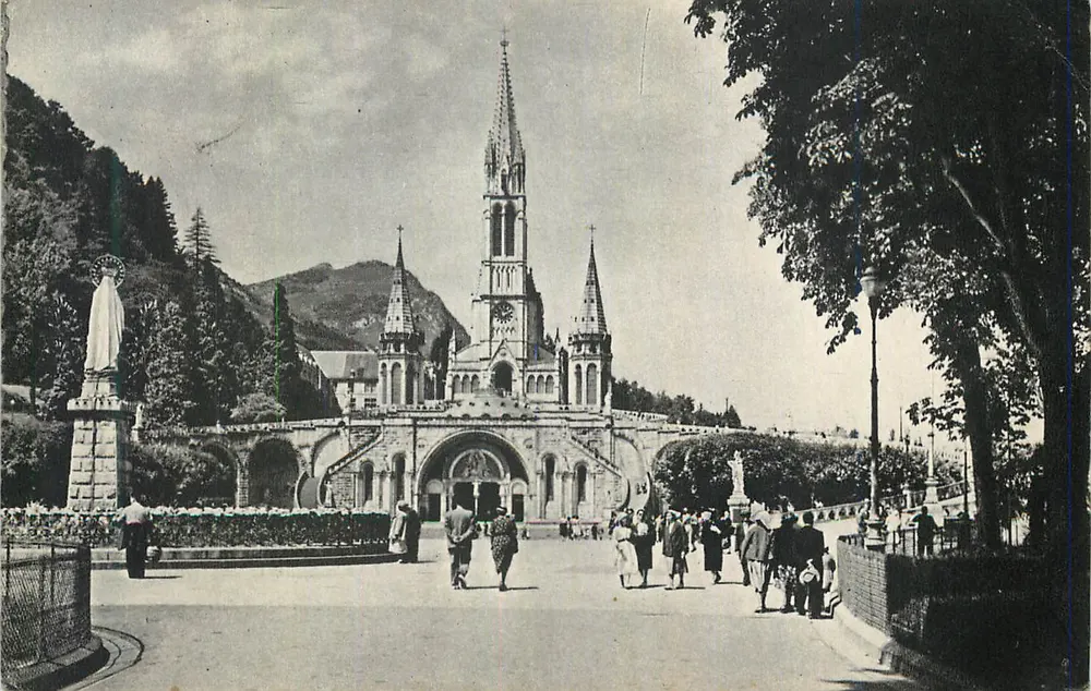 Lourdes — La Basilique et la Vierge Couronnée — Édition Photo Quinault, n°44 - Recto