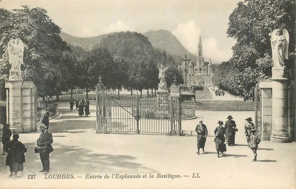Lourdes — Entrada da Esplanada e a Basílica — LL - Frente