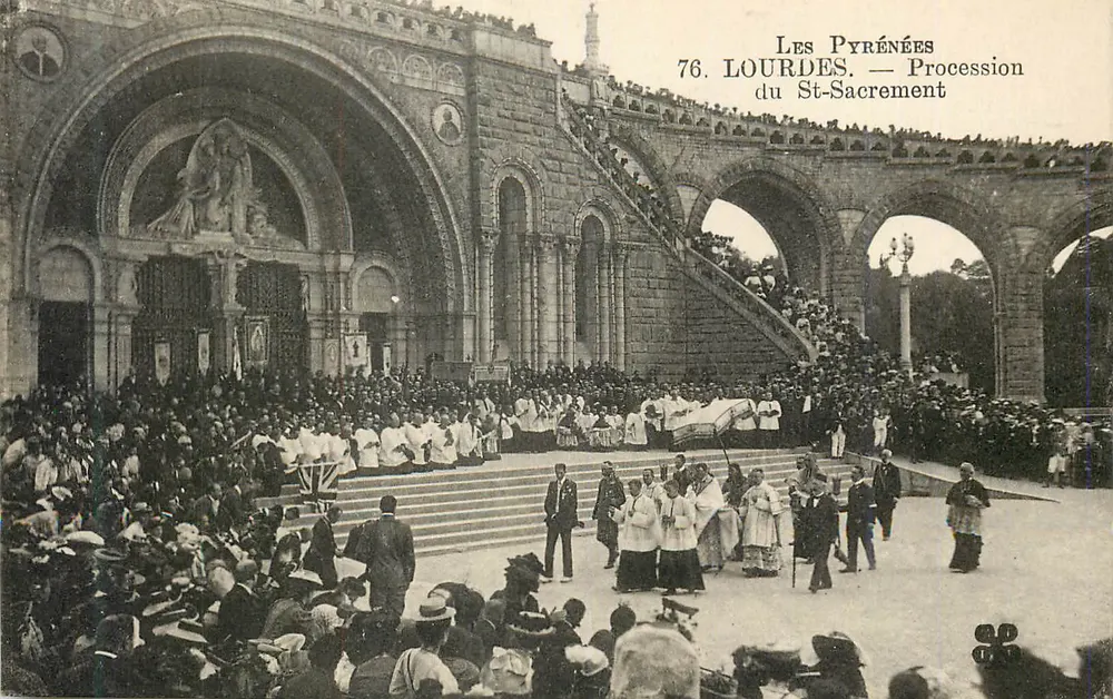 Lourdes — Procissão do Santíssimo Sacramento — Les Pyrénées, n°76 - Frente