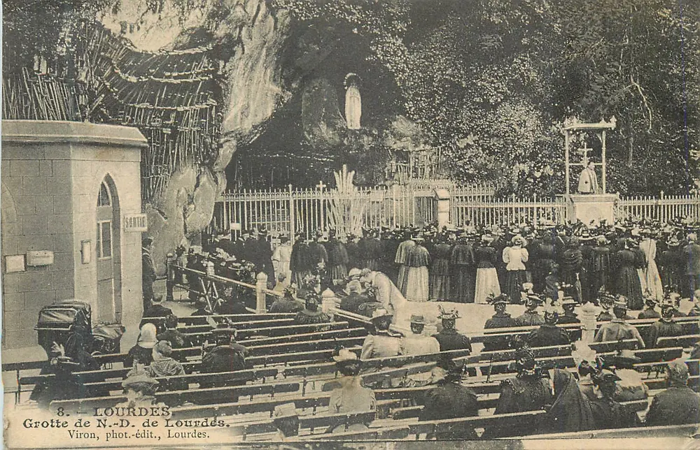 Gruta de Nossa Senhora de Lourdes — peregrinos diante da gruta — Viron, fotógrafo-editor, Lourdes - Frente
