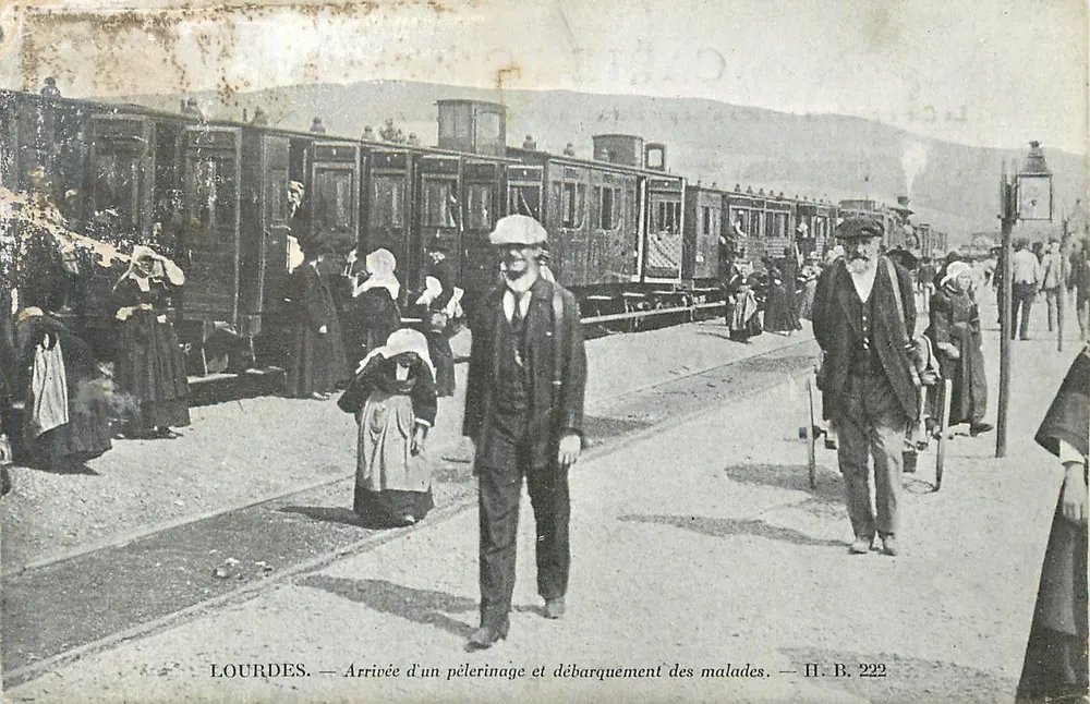 Lourdes — Ankunft einer Pilgerreise und Ausstieg der Kranken — H. B. 222 - Vorderseite