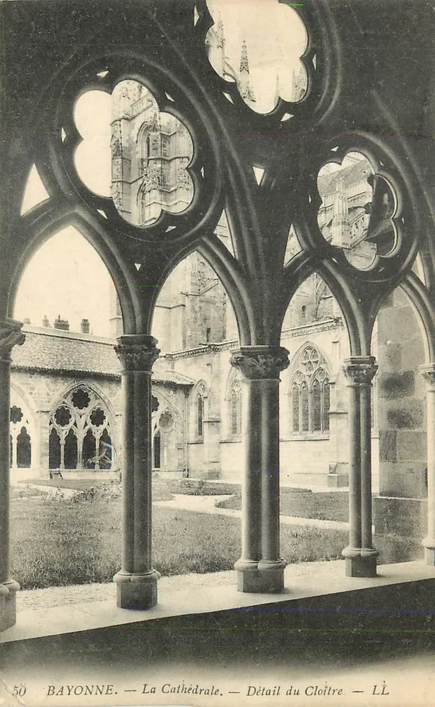 Bayonne — A Catedral — Detalhe do Claustro — LL - Frente