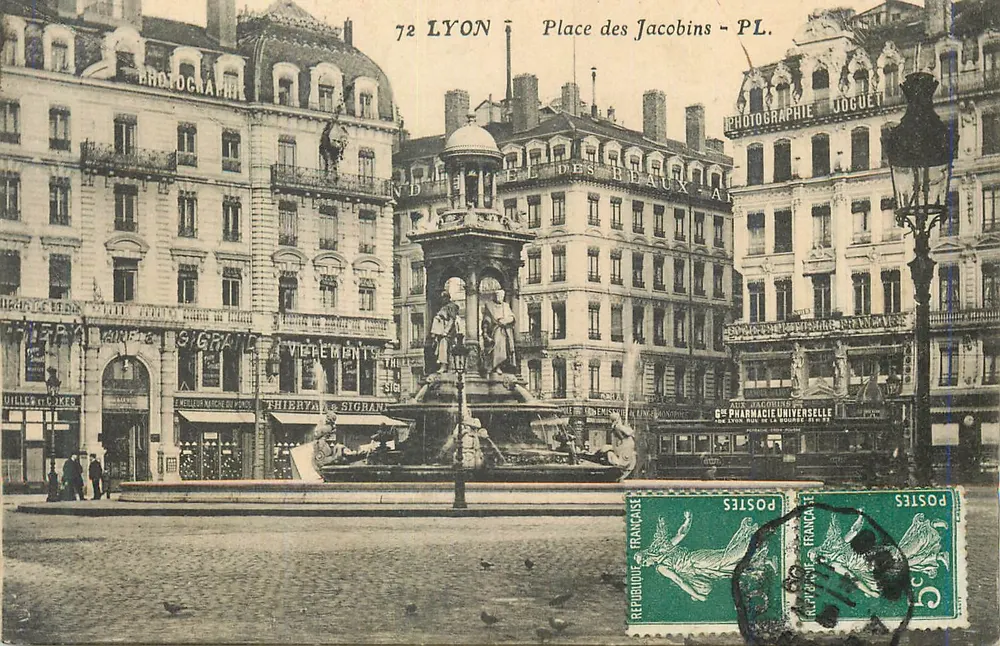 Lyon - Praça dos Jacobinos — vista da fonte e dos edifícios com placas — Fot. Sigran & Thiéry - Frente