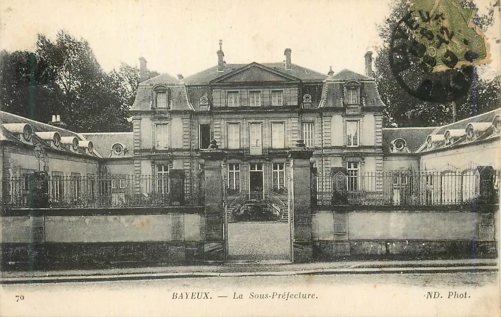Bayeux — A Subprefeitura — ND. Phot. - Frente