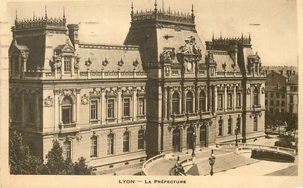LYON — A PREFEITURA — Editor não identificado, número de série não visível - Frente