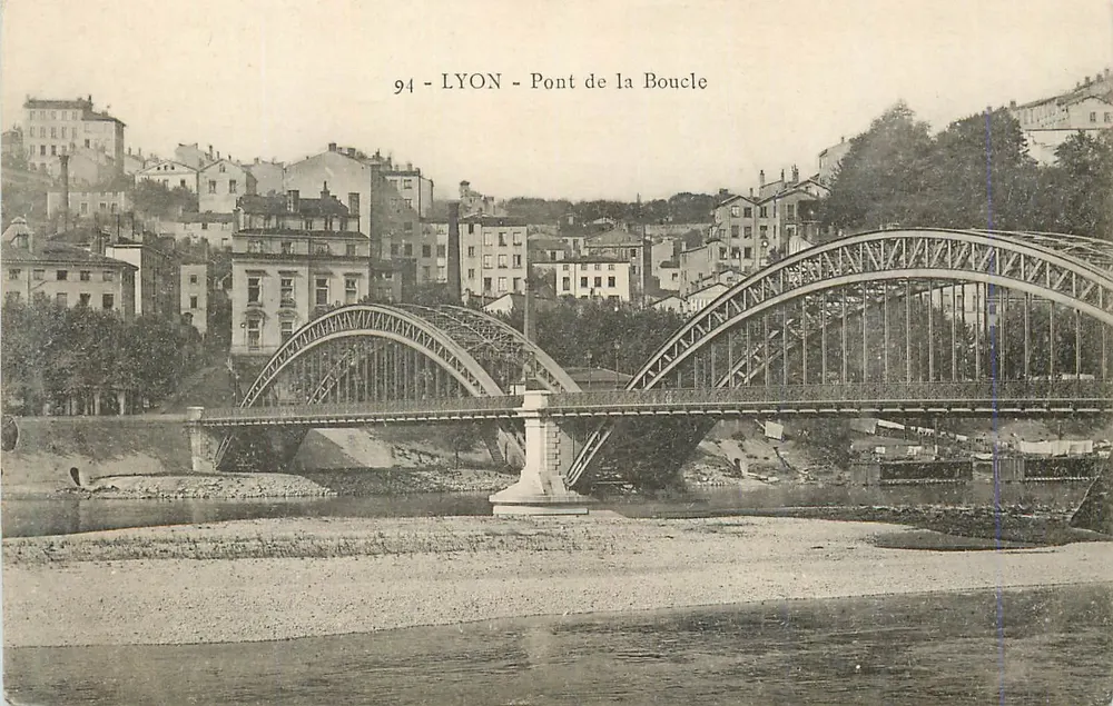 LYON - Ponte da Boucle — vista do ponte metálico sobre a Saône, com edifícios no fundo - Frente