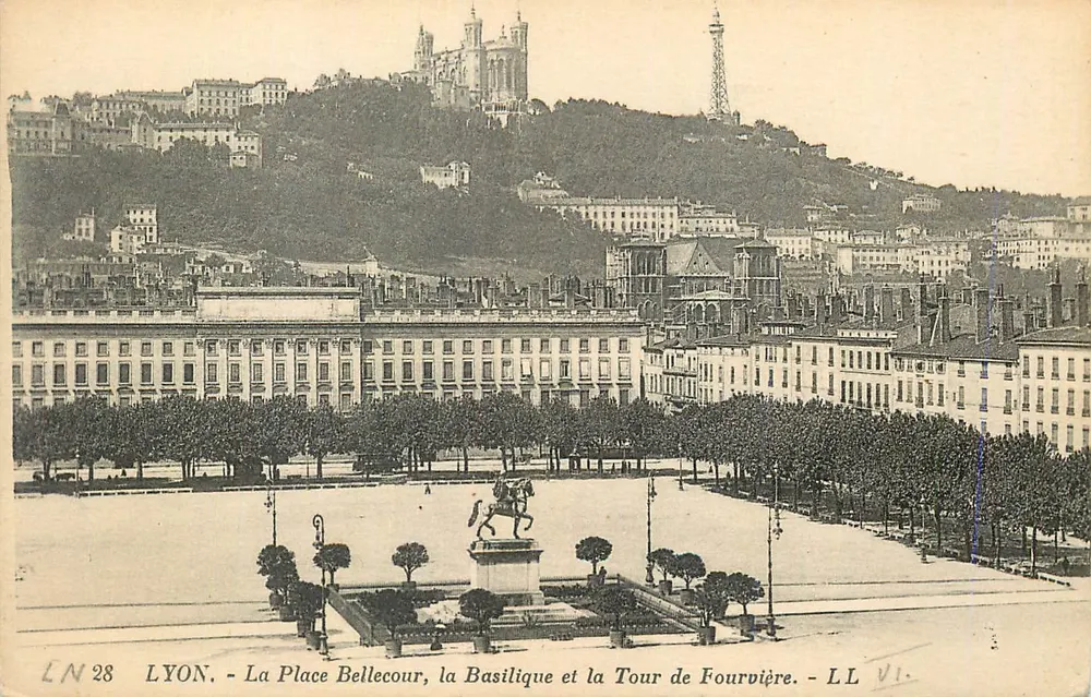 LYON - La Place Bellecour, die Basilika und die Tour de Fourvière - Vorderseite