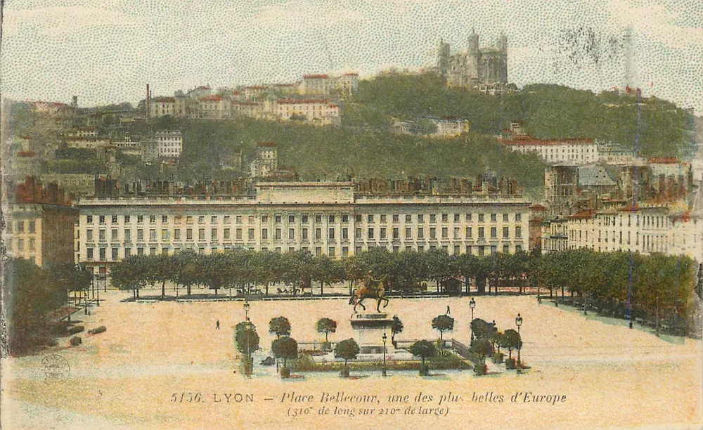 LYON — Place Bellecour, une des plus belles d'Europe — éditeur anonyme, n° 5156 - Recto
