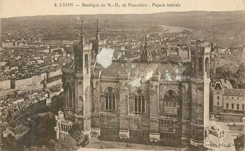 LYON — Basílica de Nossa Senhora de Fourvière — Fachada lateral — Carrier, editor. Depósito - Frente