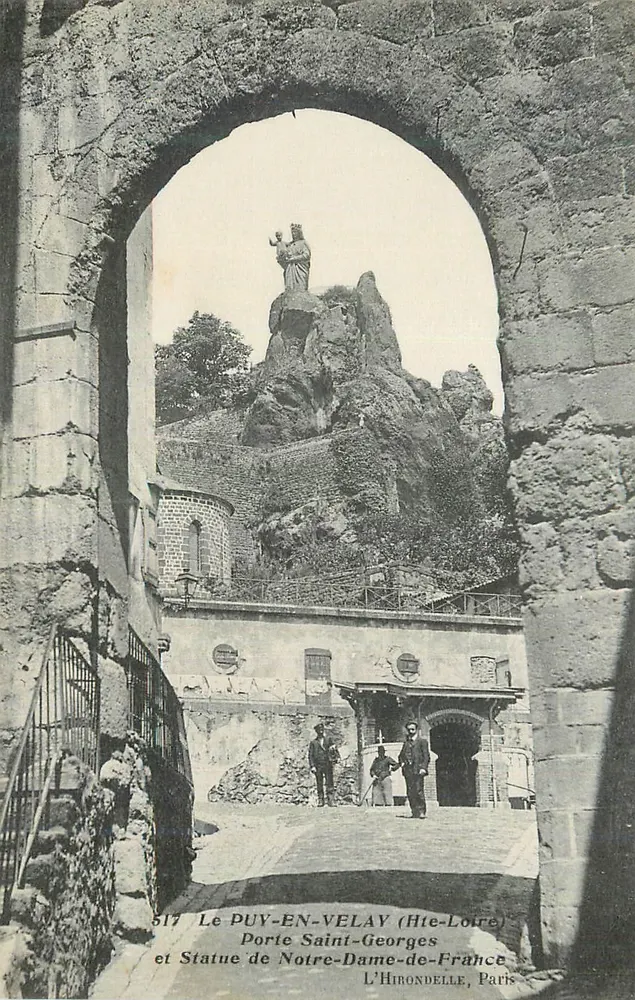 Le Puy-en-Velay (Haute-Loire) — Tor zur Kirche Saint-Georges und Statue der Notre-Dame-de-France — L'HIRONDELLE, Paris - Vorderseite