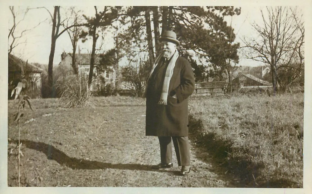 Homem com casaco e chapéu — jardim de inverno — sem editor e número visíveis - Frente