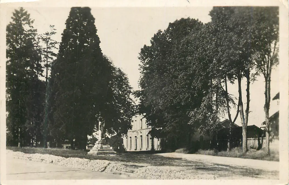 La Ferté-Macé (Orne) — Gare und Kriegerdenkmal von 1870 — Verlag: L. 1300 - Vorderseite