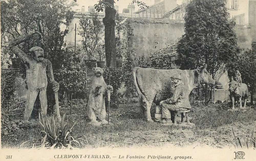 Clermont-Ferrand — Die Versteinerte Quelle, Gruppen. - Vorderseite