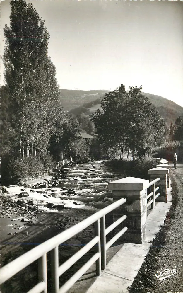 Allevard-les-Bains — Ansicht der Brücke über den Bach — Verlag Onéris, n° 5823 - Vorderseite