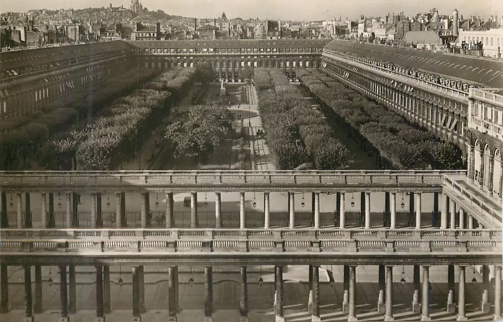 Palácio Alexandre-III — Vista do jardim e das galerias — Serv. Commercial Monuments Historiques, Paris - Frente