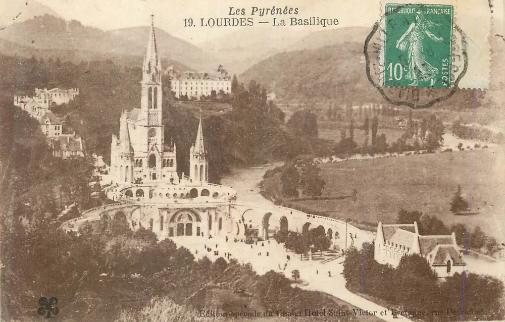 Lourdes — A Basílica — Edição especial do Châtel e Hôtel Saint-Victor e Bretagne, rua Pérusse - Frente