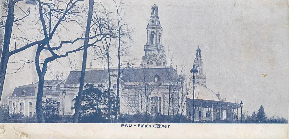 Pau - Palácio de Inverno — vista do edifício com árvores nuas e lâmpadas de rua - Frente