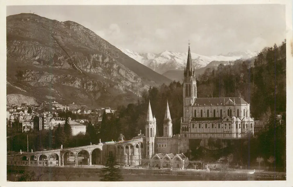 Lourdes — La Basilique et les montagnes — Édit. Quinault - Lourdes - Recto
