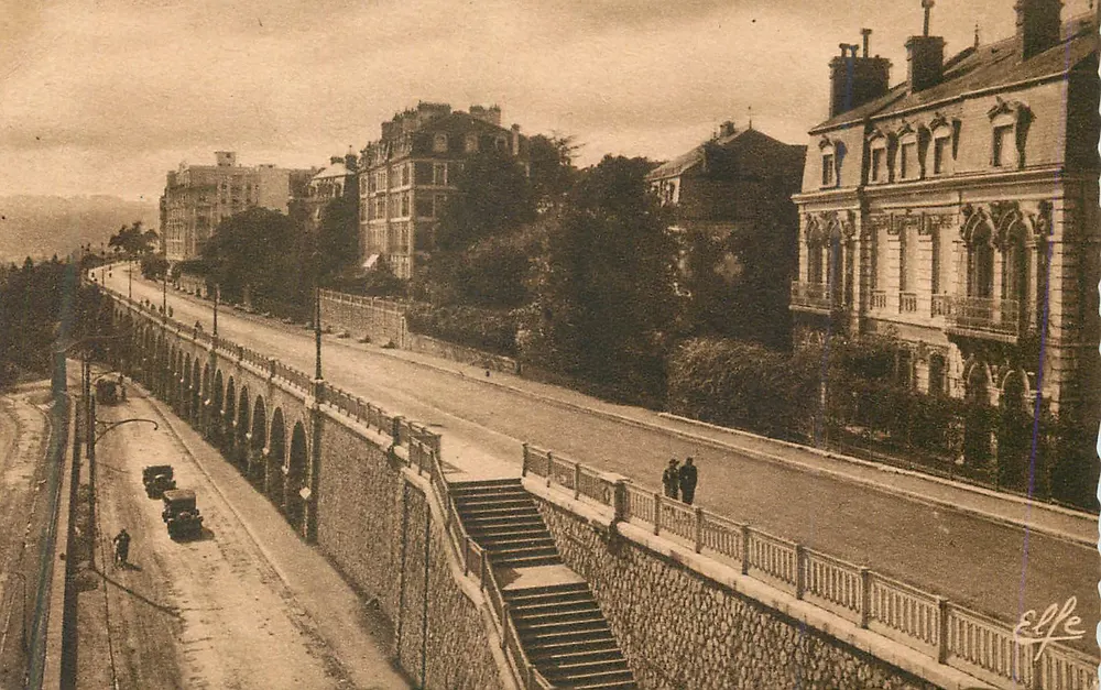 Pau - Le Boulevard des Pyrénées — Héloïgrevure Labouche, n°7 — éditeur et n° de série lisibles - Recto