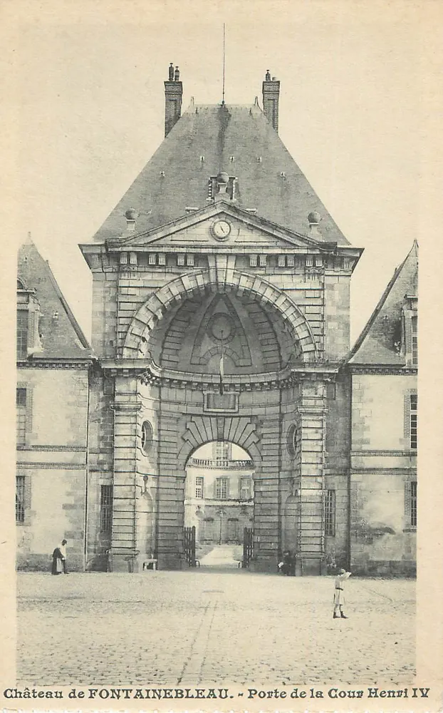 Schloss FONTAINEBLEAU — Tor zur Cour Henri IV — Verlag: Imprimerie de la Poste - Vorderseite